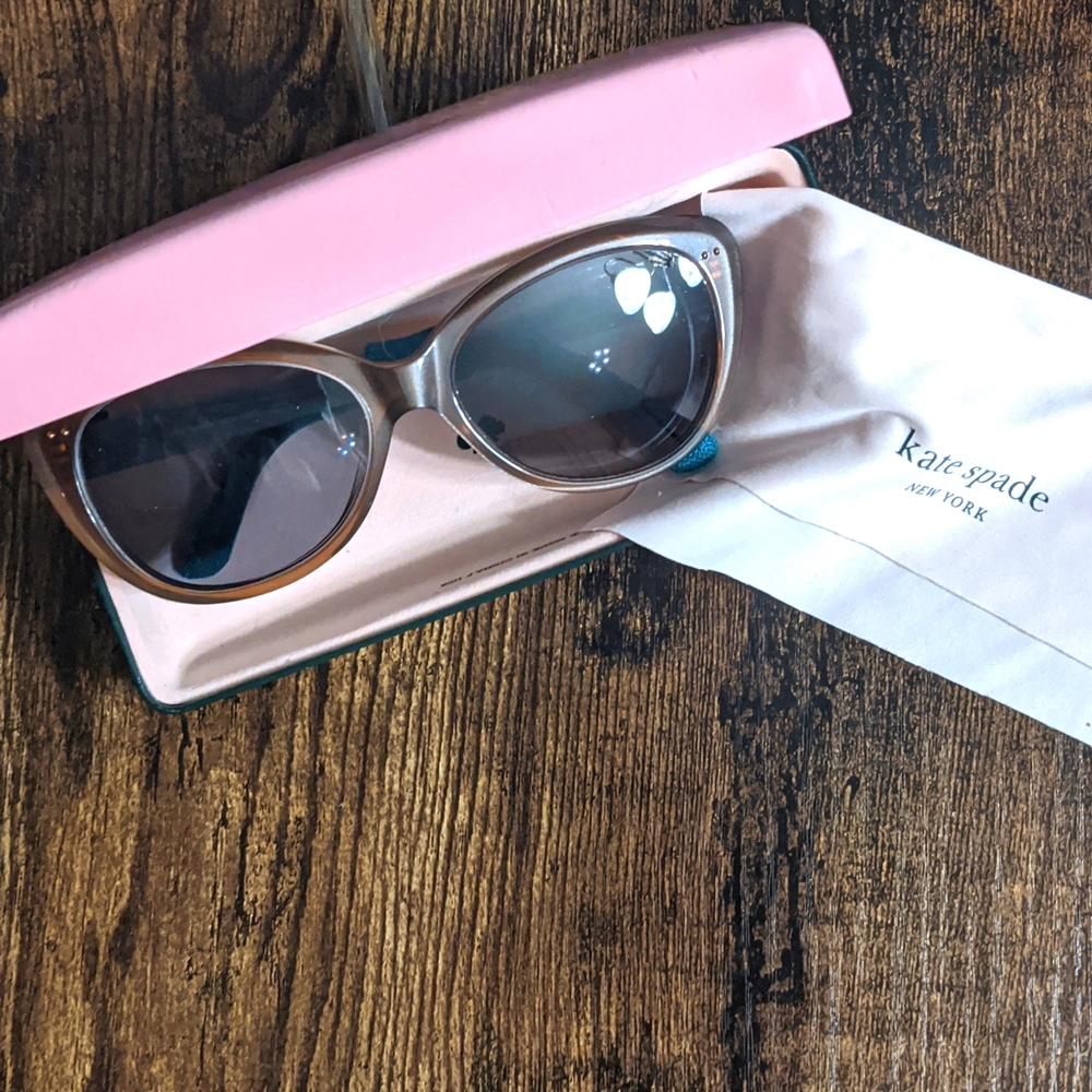 Excellent Kate Spade Angelique s sunglasses w/original case and eye wipe